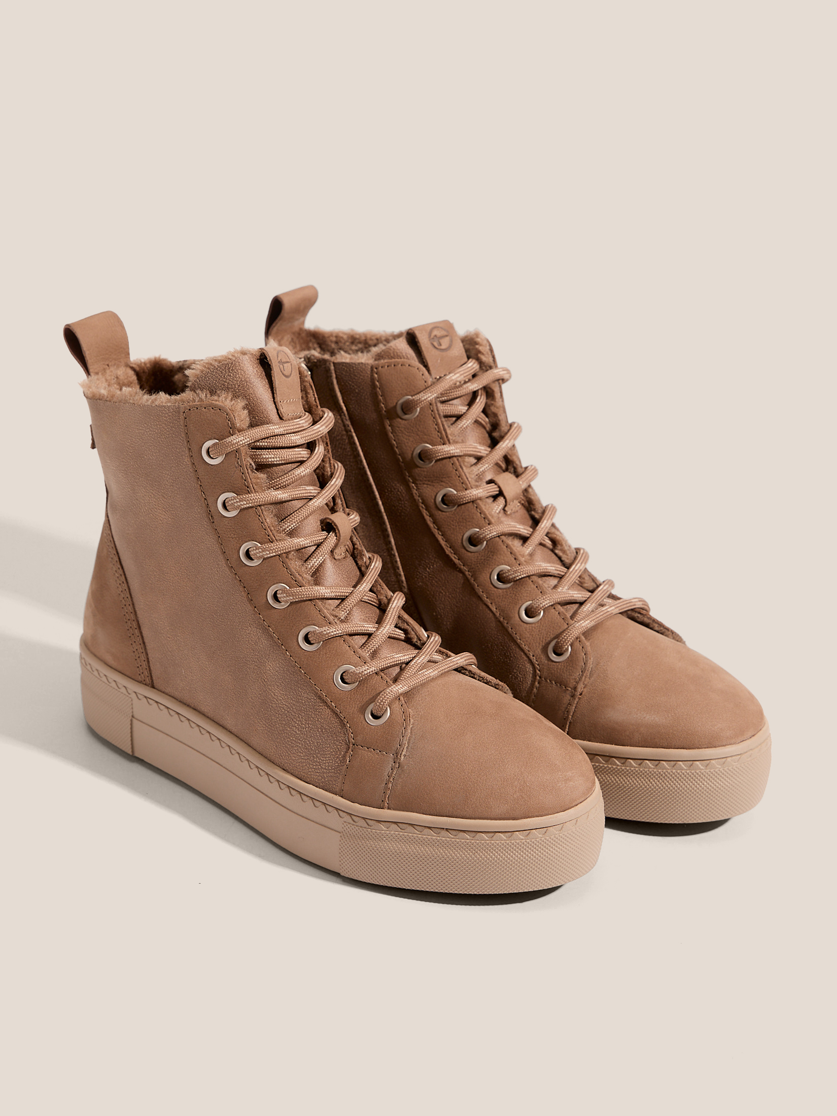 6840 р. 12000 р. Женские высокие кеды TAMARIS ALEXIA