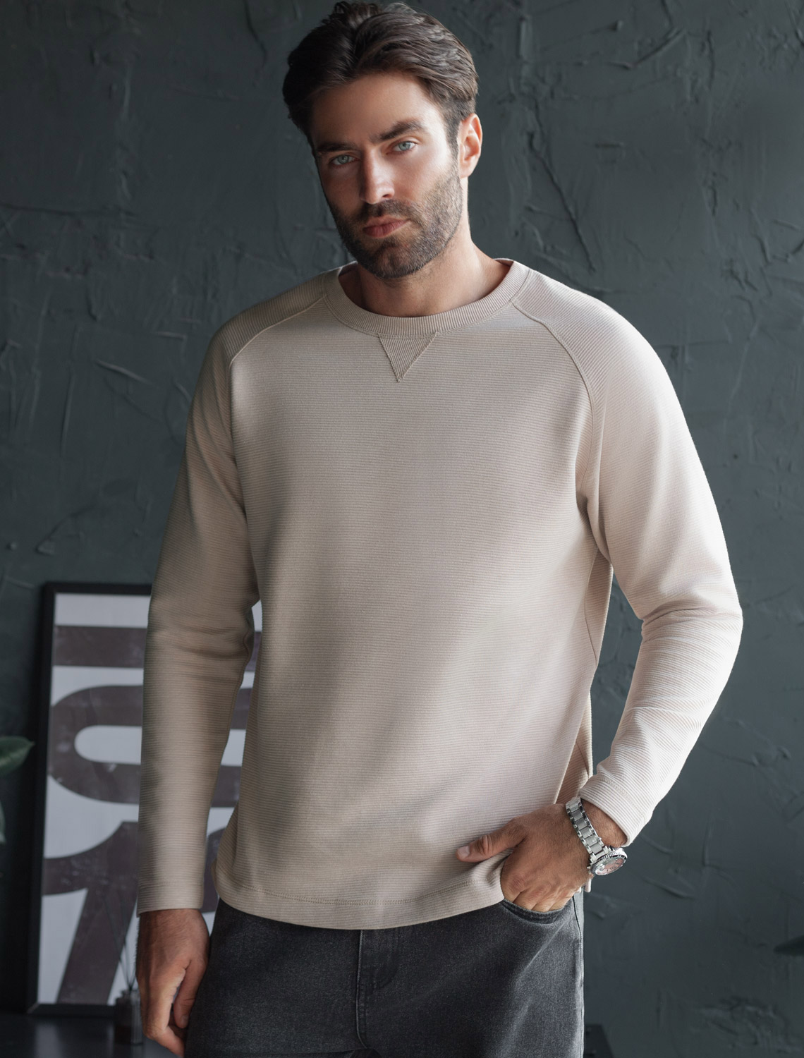 Джемпер базовый из мягкого фактурного трикотажа с круглым воротом