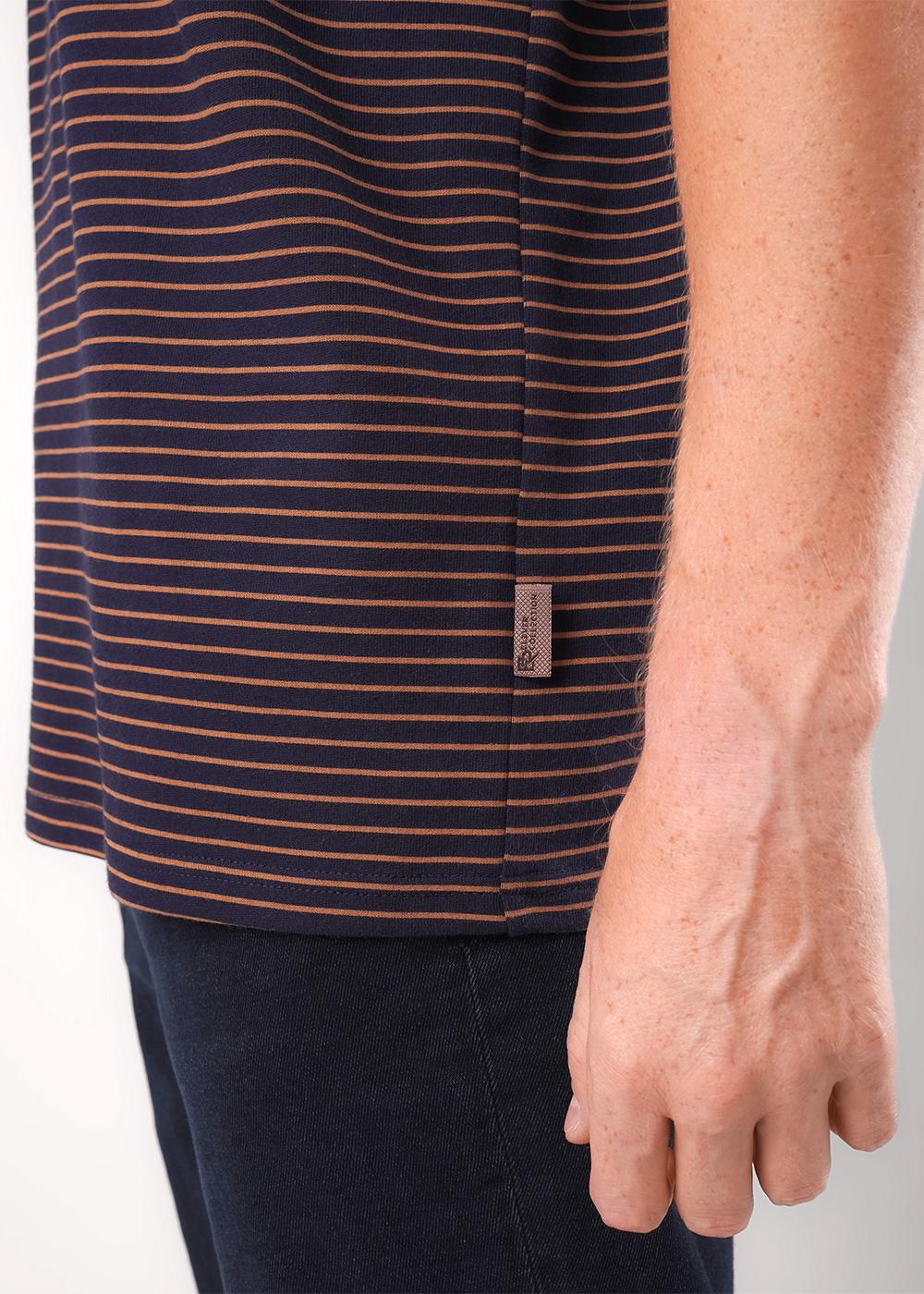 Ст.цена 1049р CLE 452301/17кнт Футболка мужская 452301/17кнт т.синий/св.коричневый