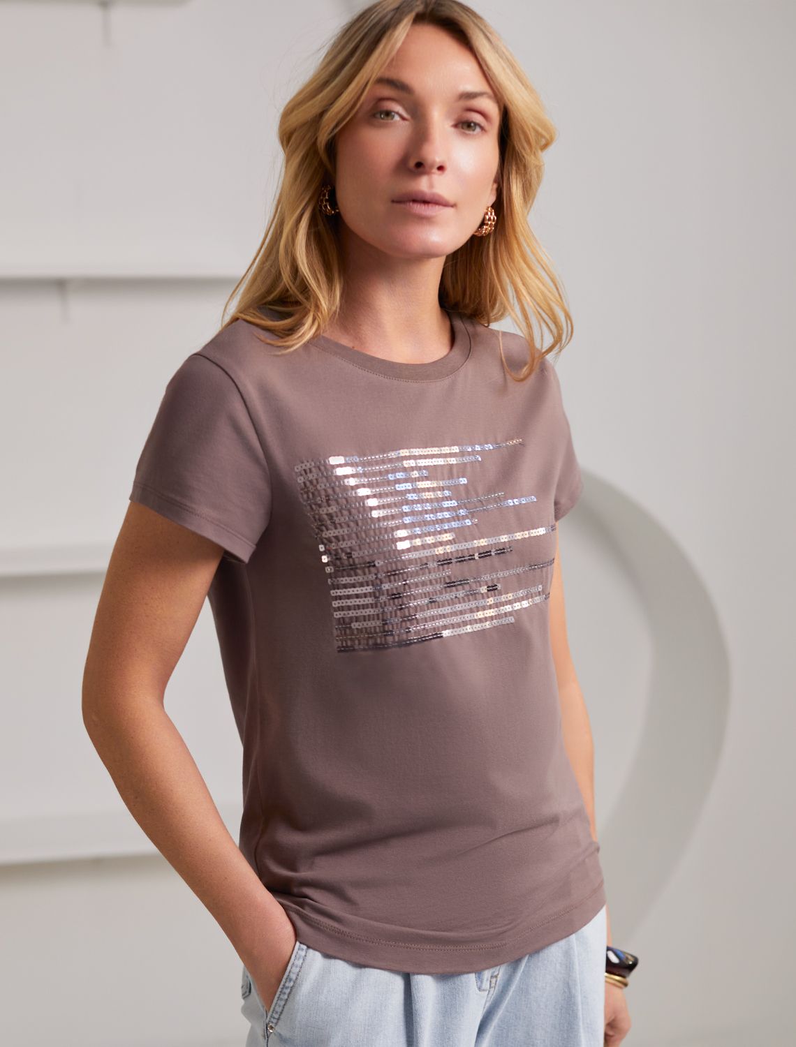 Нарядная футболка с пайетками