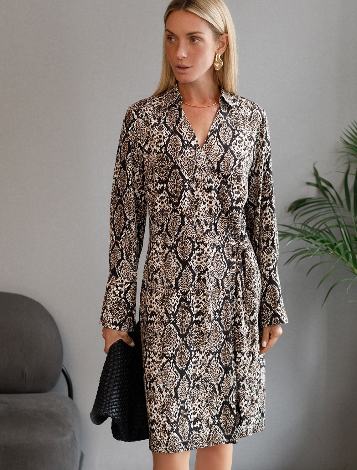 Платье на запАх из вискозы с принтом