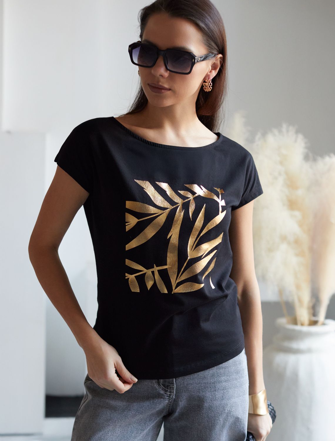 Нарядная футболка с золотистым принтом