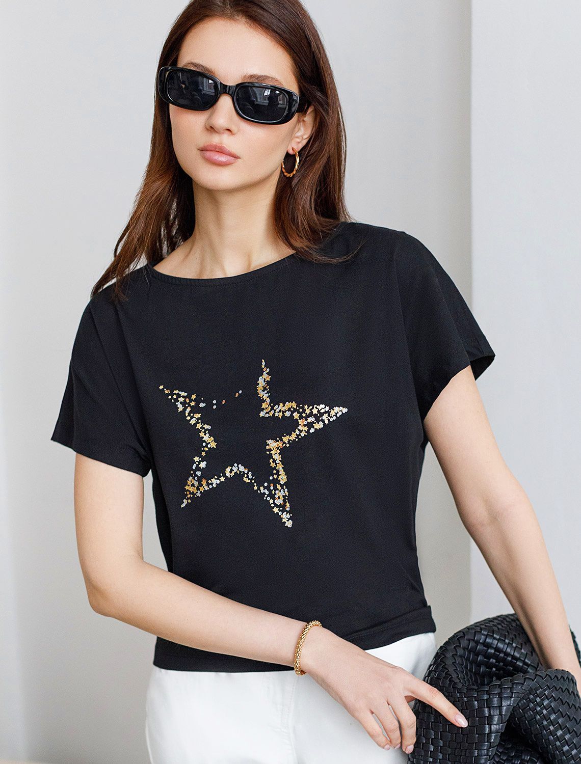 Нарядная футболка с блестящим принтом