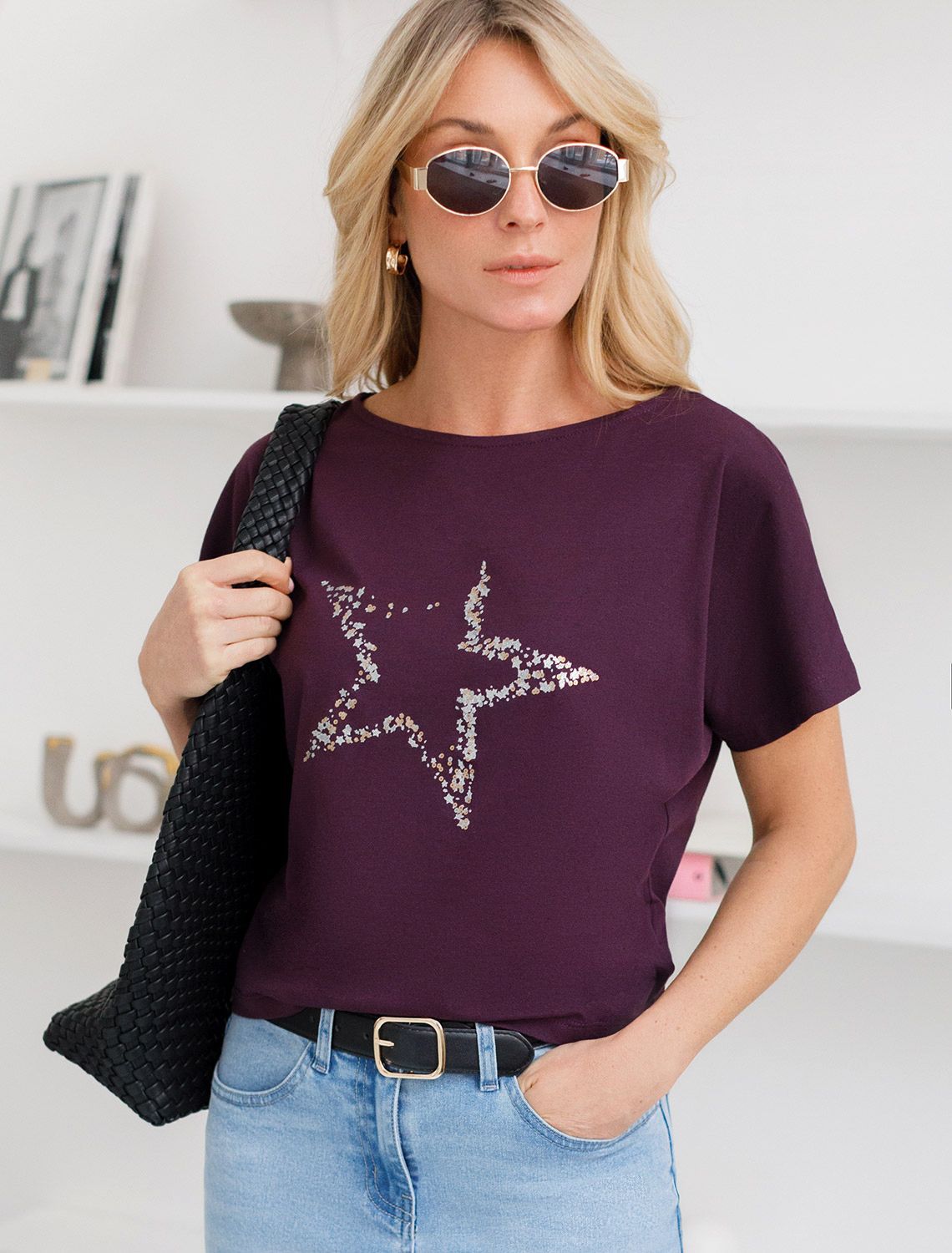 Нарядная футболка с блестящим принтом