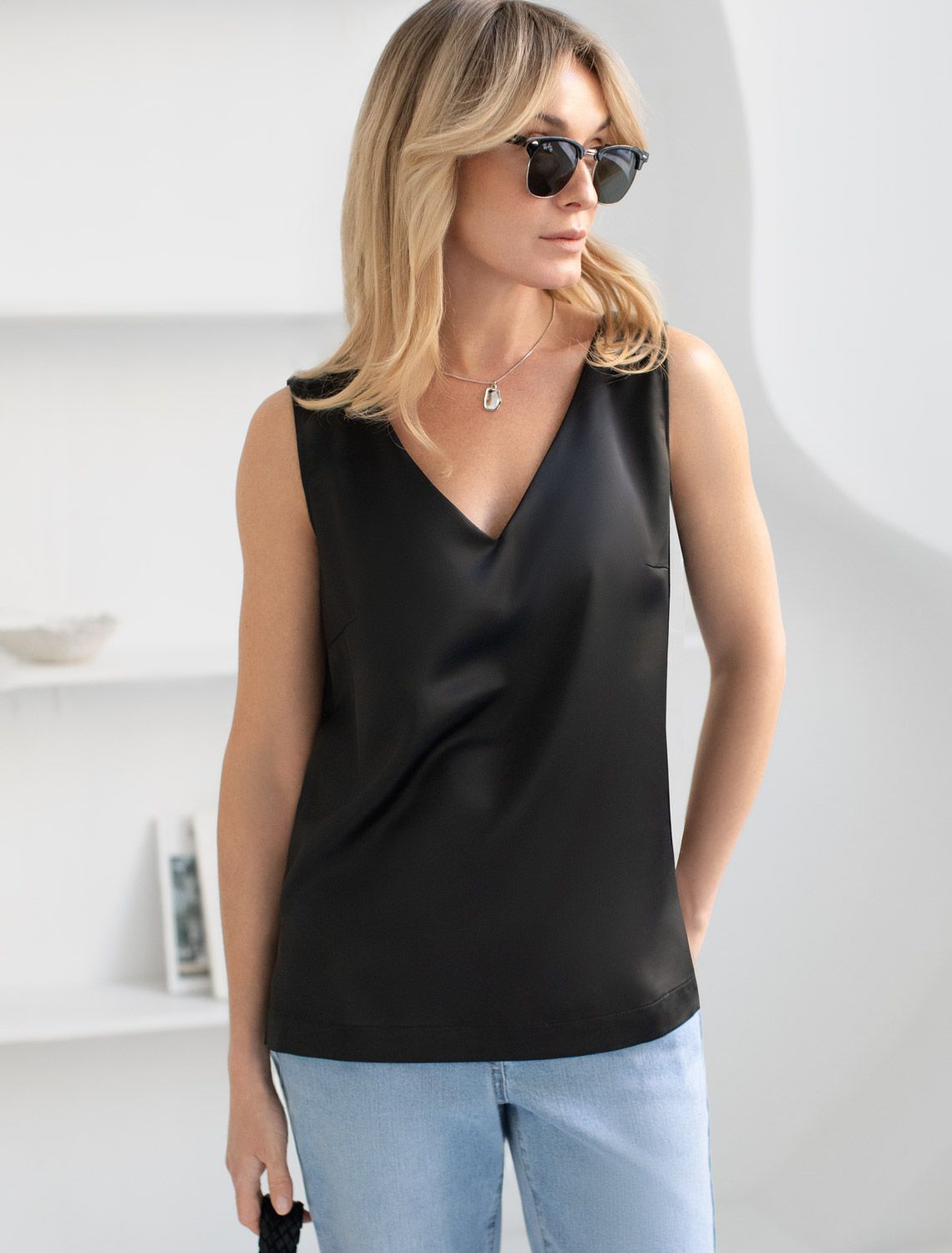 Элегантный топ с V вырезом из струящегося сатина