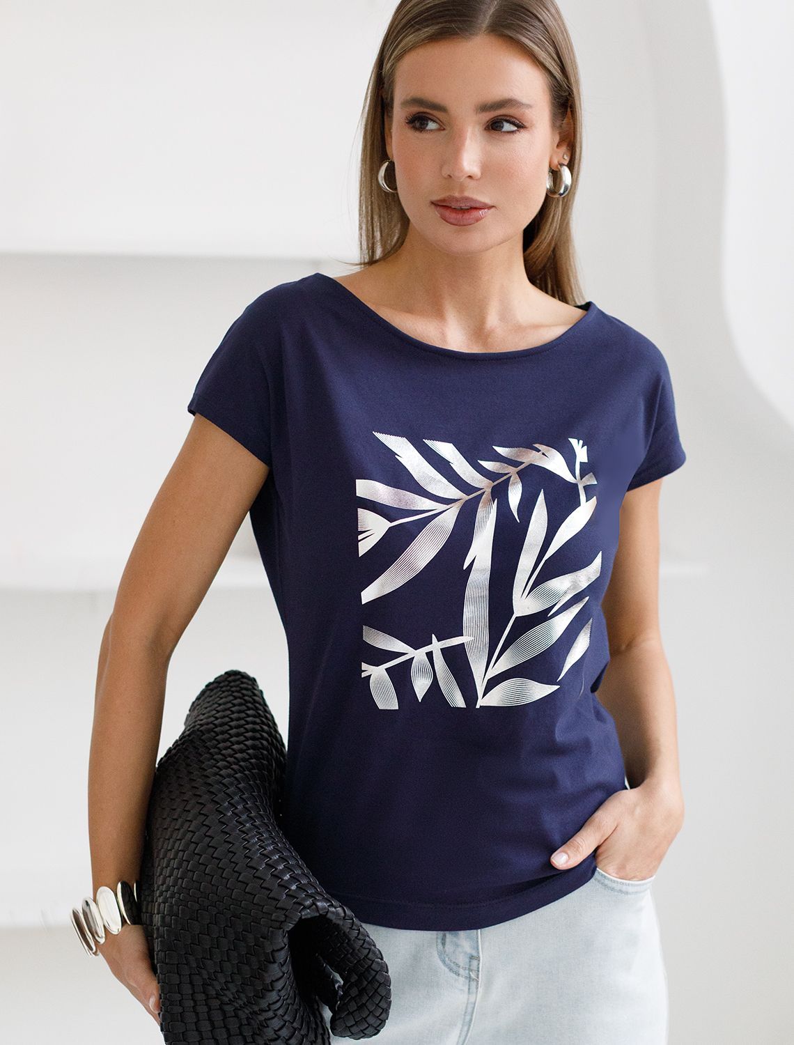 Нарядная футболка с серебристым принтом