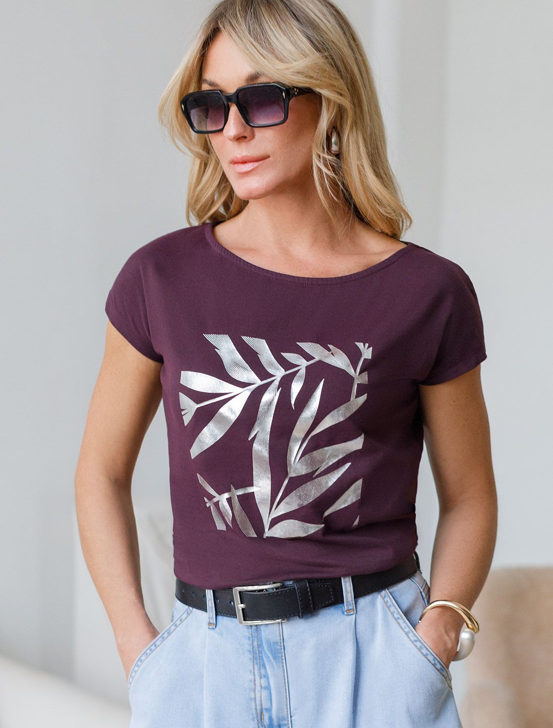 Нарядная футболка с серебристым принтом