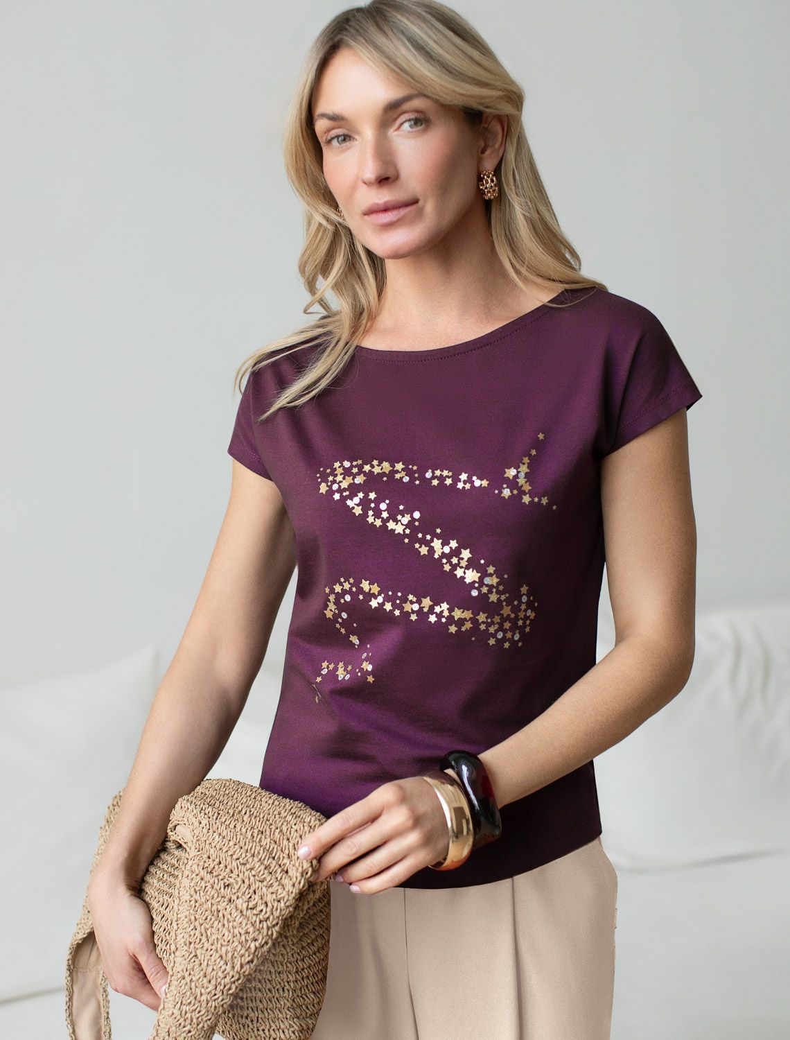 Нарядная футболка с блестящим принтом