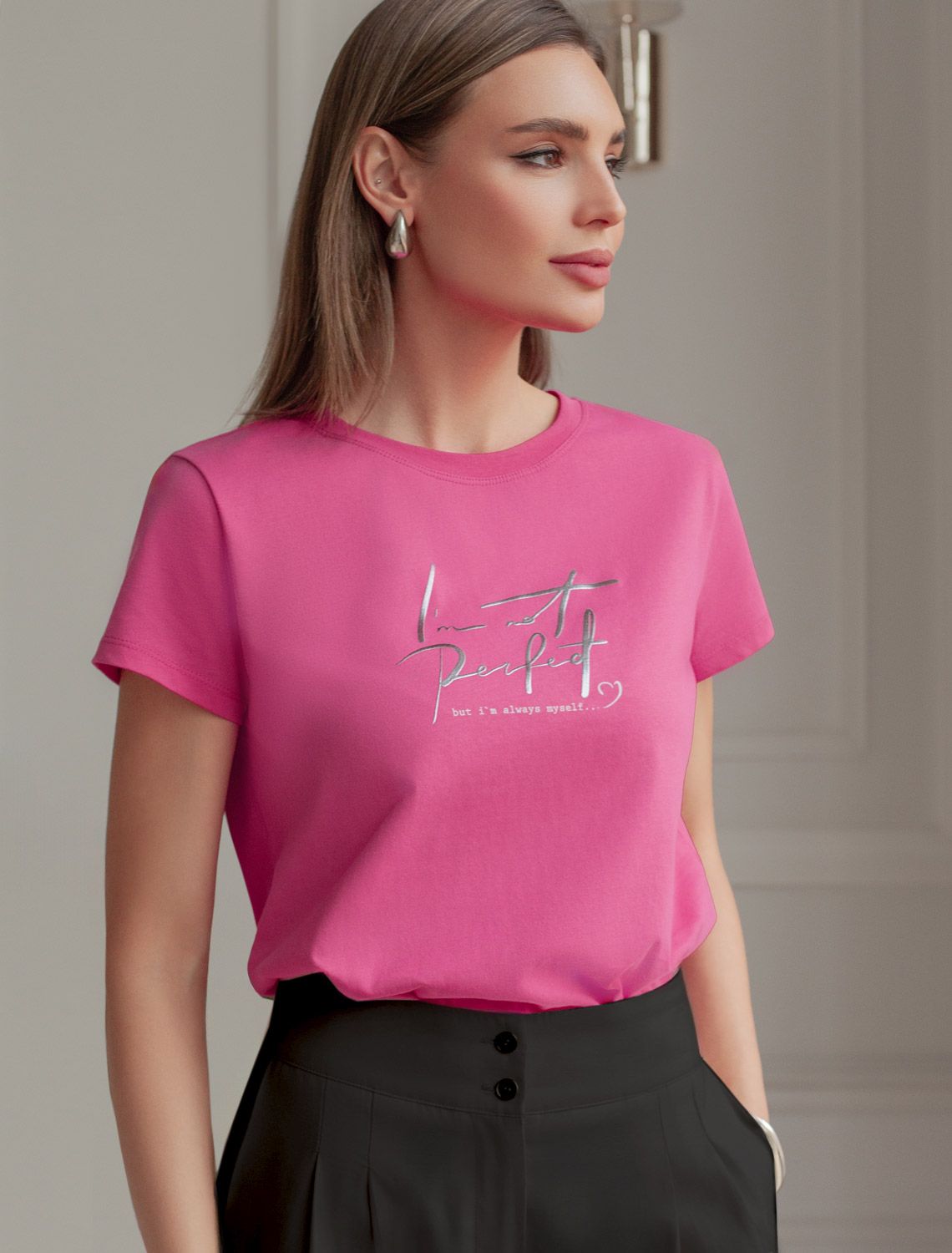 Футболка из 100% хлопка с авторским принтом.