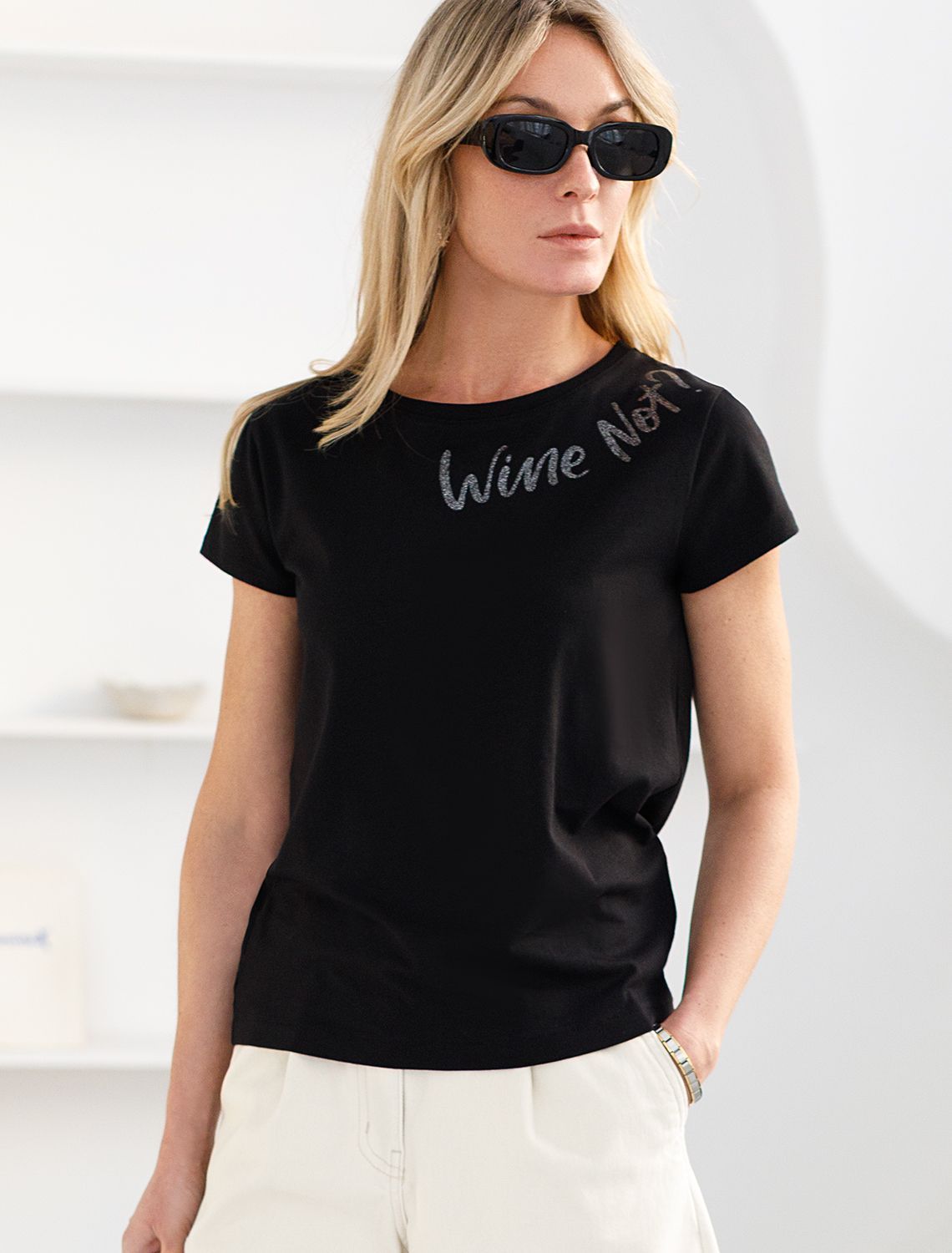 Нарядная футболка с блестящим принтом