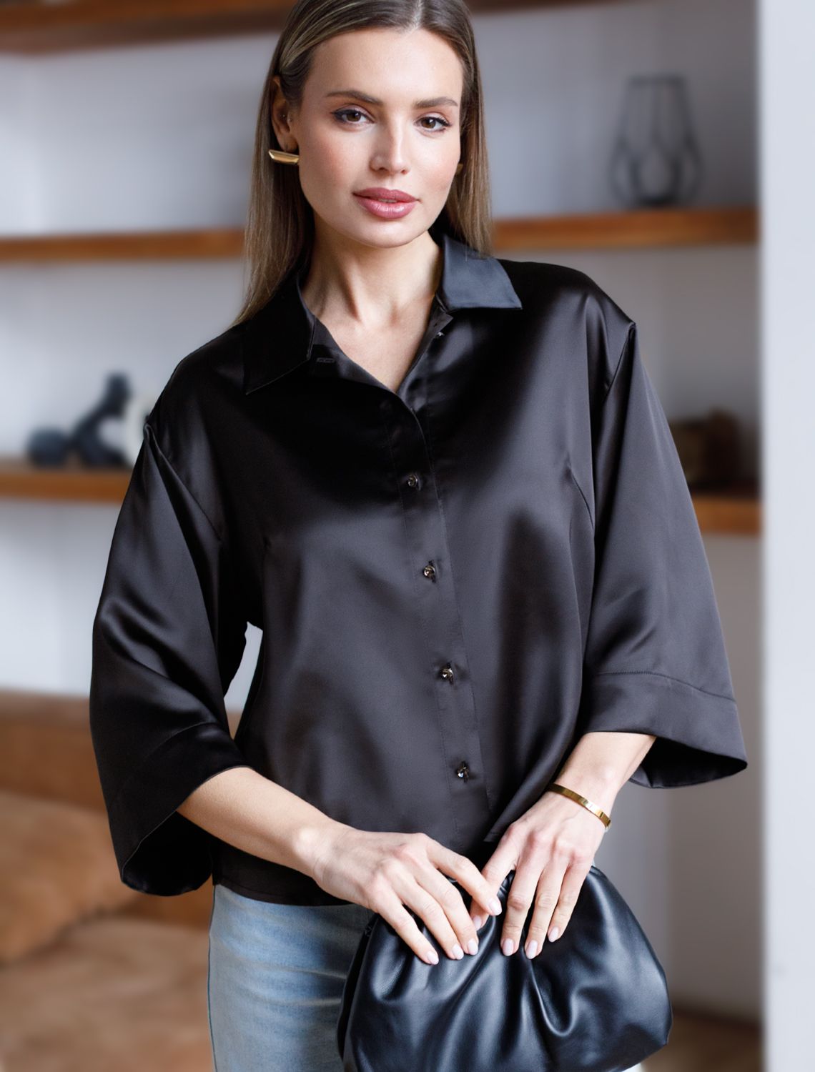 Блузка с короткими рукавами из плотного струящегося сатина