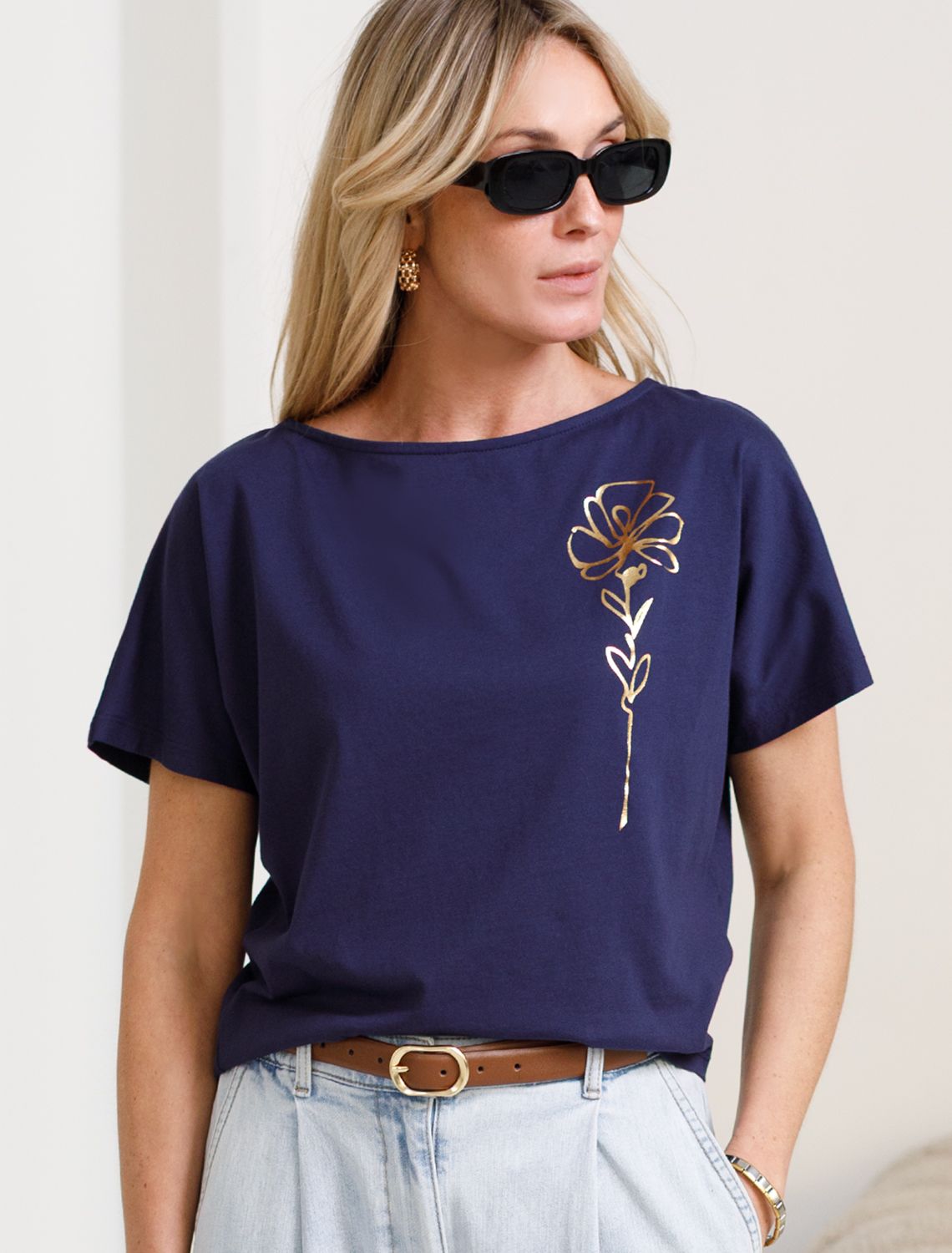 Нарядная футболка с блестящим принтом