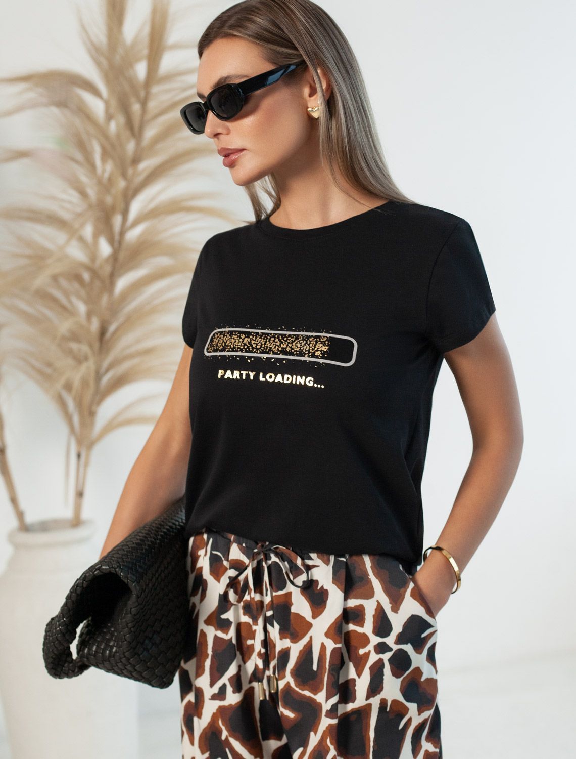 Нарядная футболка с блестящим принтом