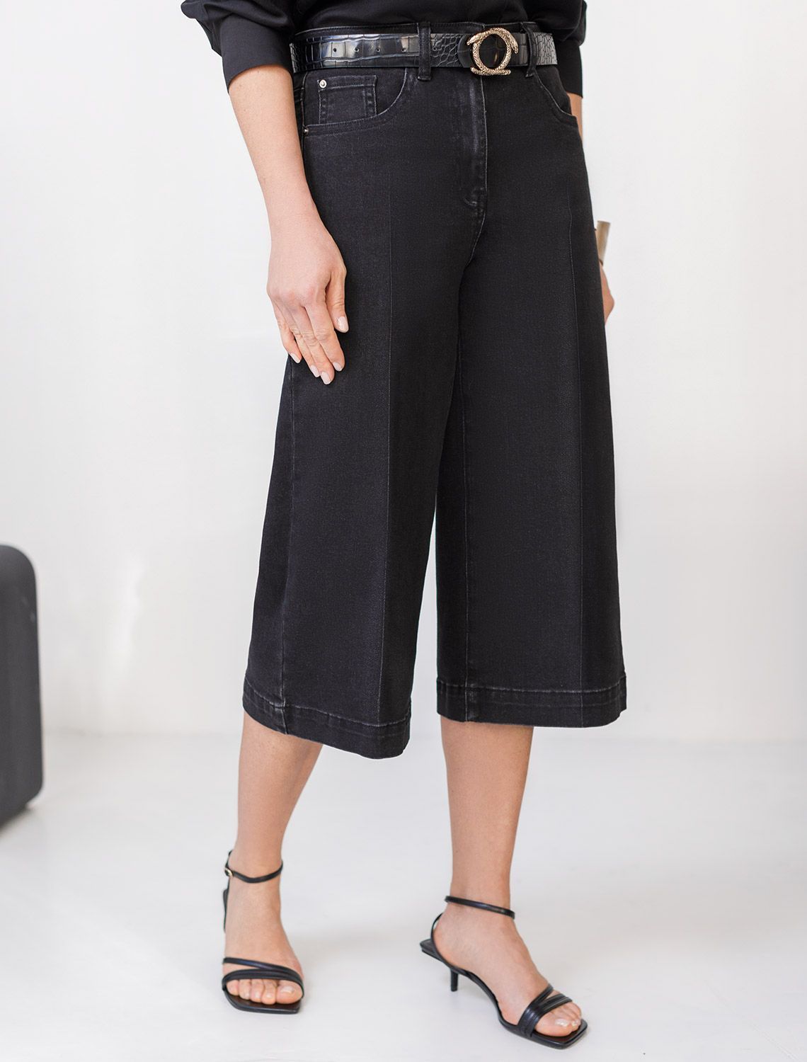 Джинсовые шорты бермуды со стрелками из эластичного денима