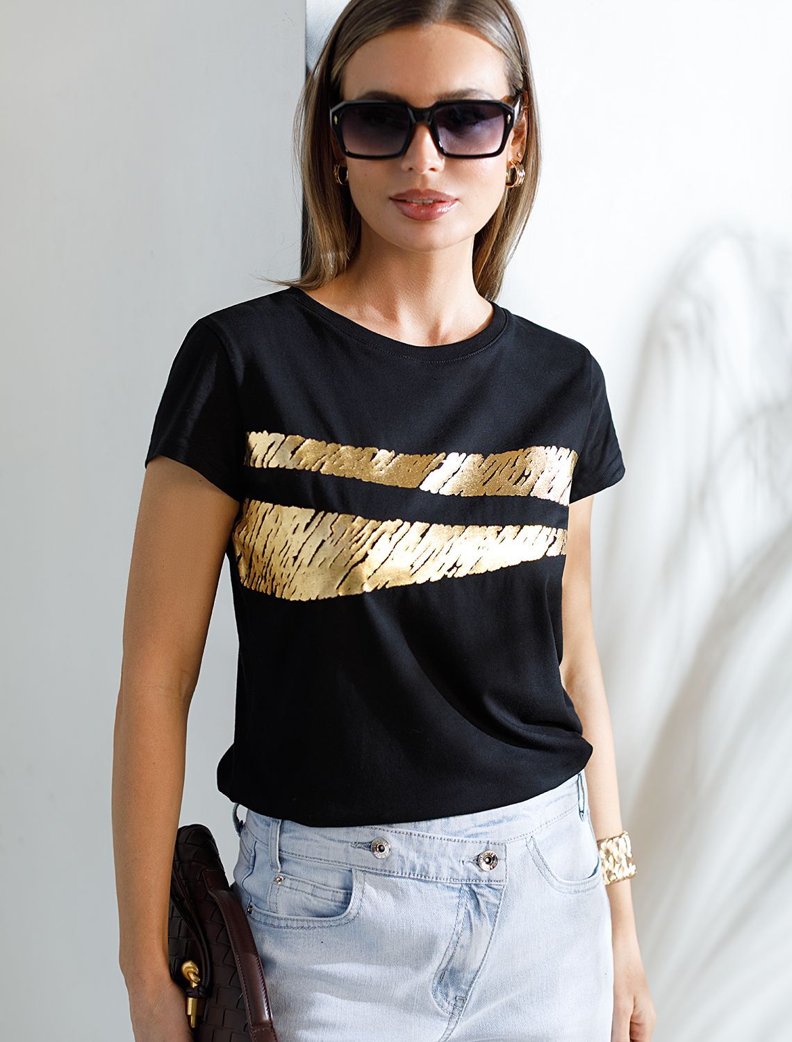 Нарядная футболка с золотистым принтом