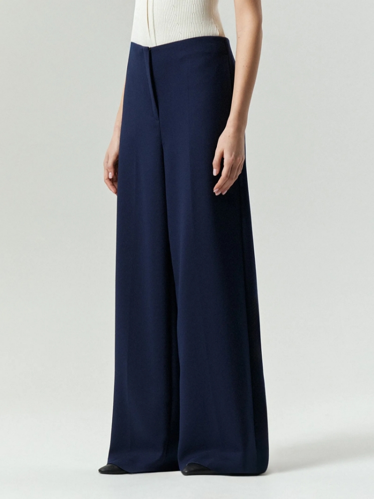 Брюки из костюмной шерсти ,
65% полиэстер, 32% вискоза, 3% эластан ,