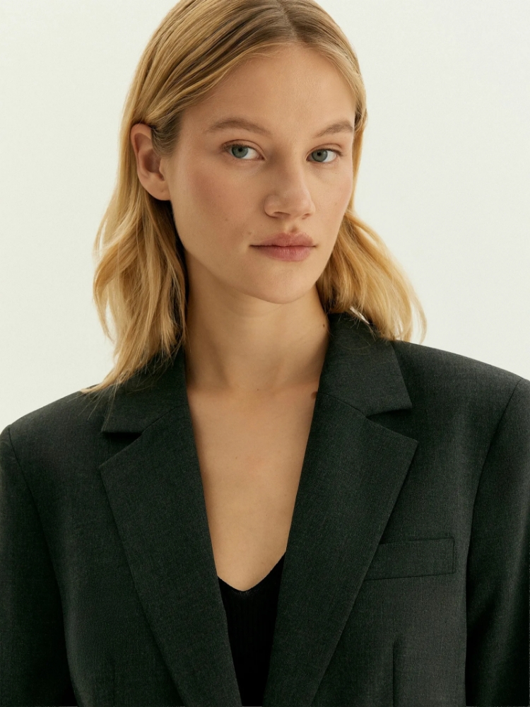 Однобортный жакет с разрезом на спине ,
69% полиэстер, 29% вискоза, 2% эластан ,