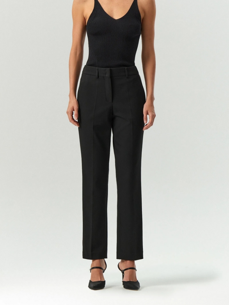 Брюки зауженного кроя ,
69% полиэстер, 29% вискоза, 2% эластан ,