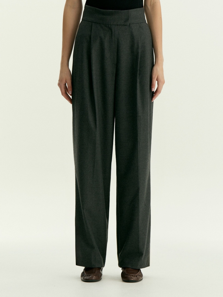 Брюки широкого кроя с защипами ,
64% полиэстер, 34% вискоза, 2% эластан ,