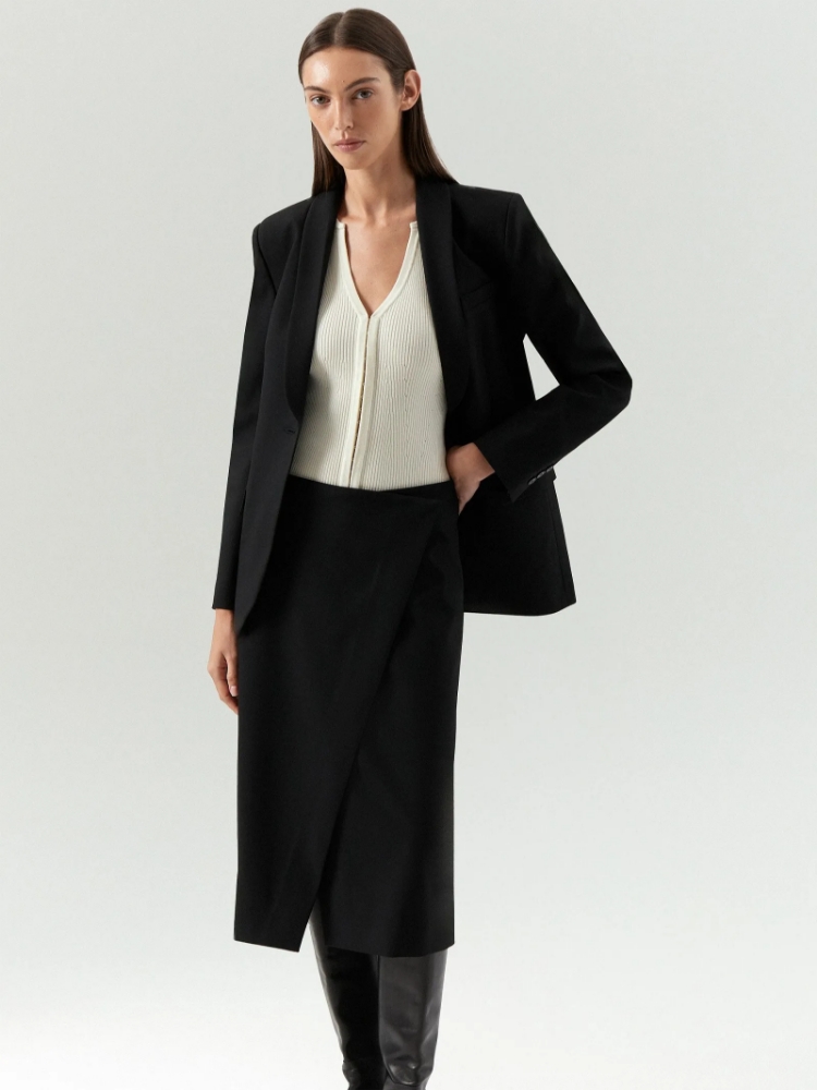 Однобортный жакет приталенного кроя ,
69% полиэстер, 29% вискоза, 2% эластан ,