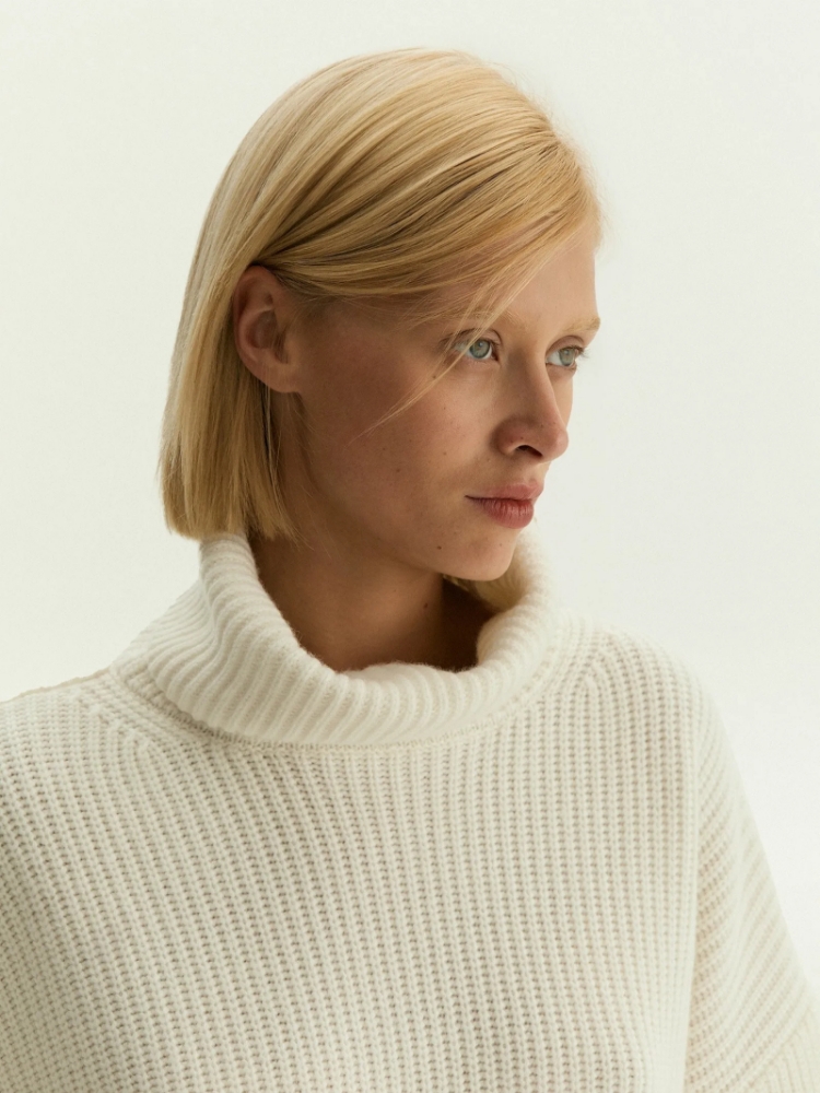 Свитер с высоким воротником из смесовой шерсти ,
70% шерсть, 30% нейлон ,