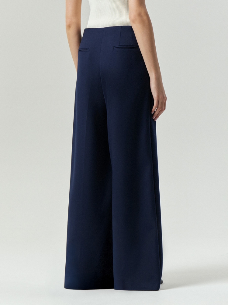 Брюки из костюмной шерсти ,
65% полиэстер, 32% вискоза, 3% эластан ,