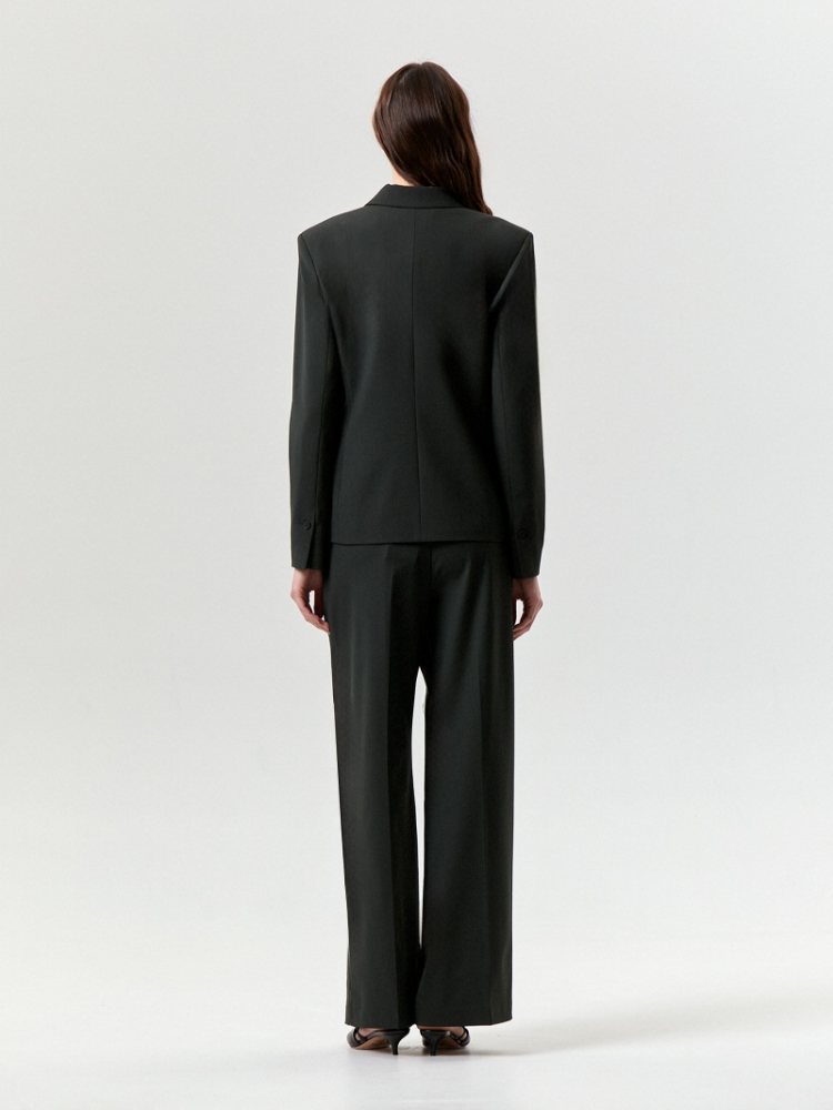 Двубортный жакет из костюмной шерсти ,
58% полиэстер, 21% шерсть, 18% вискоза, 3% эластан ,