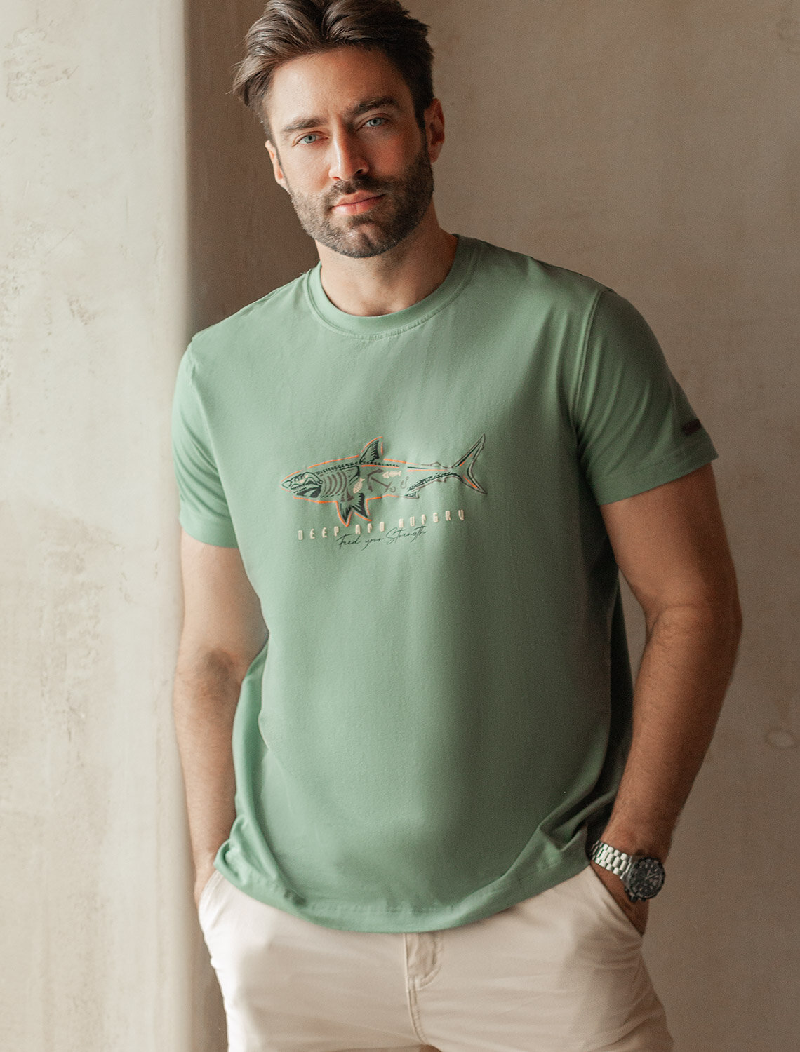 ст. цена1390руб.! VILATTE Футболка U49.045св.оливковый_shark