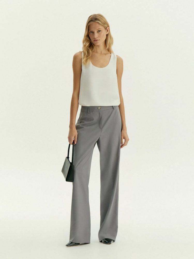 Топ с глубоким вырезом ,
77% полиэстер, 20% вискоза, 3% эластан ,