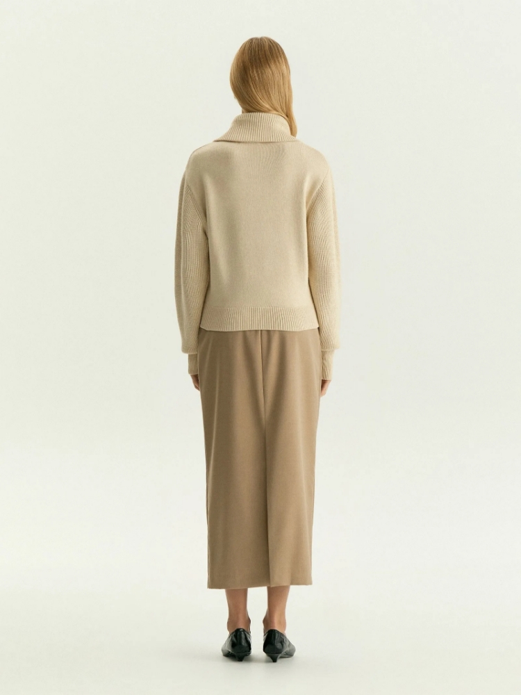 Свитер с отложным воротником ,
50% вискоза, 28% полиэстер, 22% нейлон ,