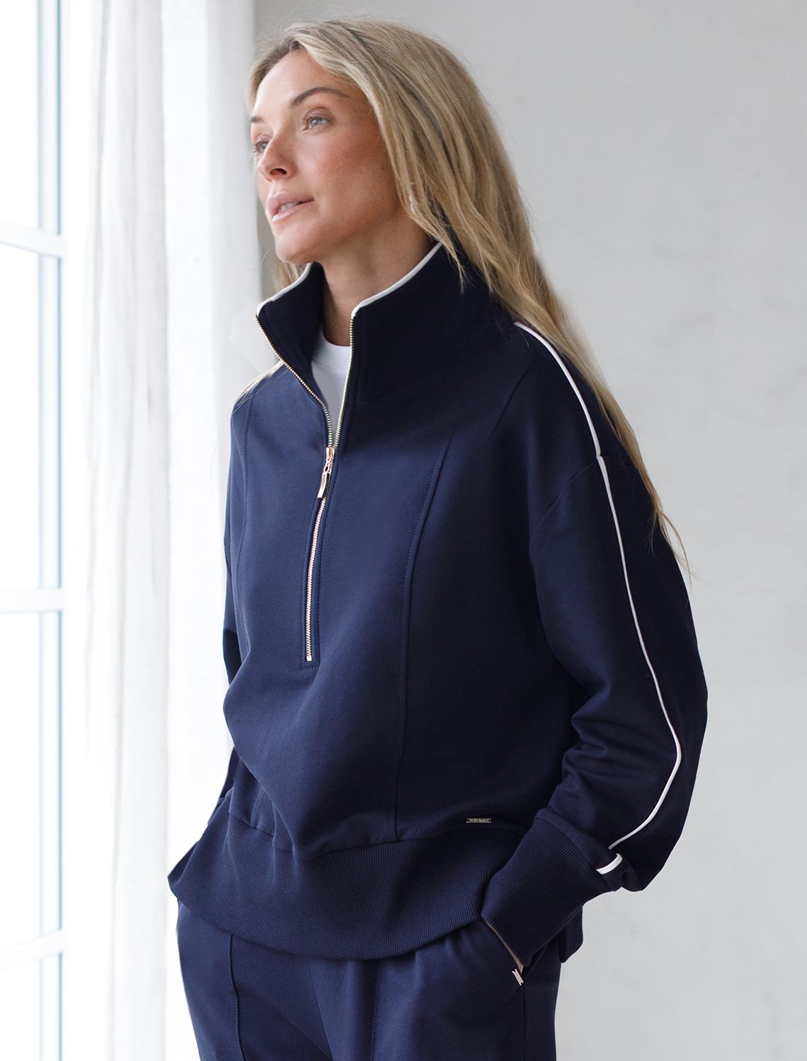 Джемпер из эластичного футера двухнитки с воротом на молнии