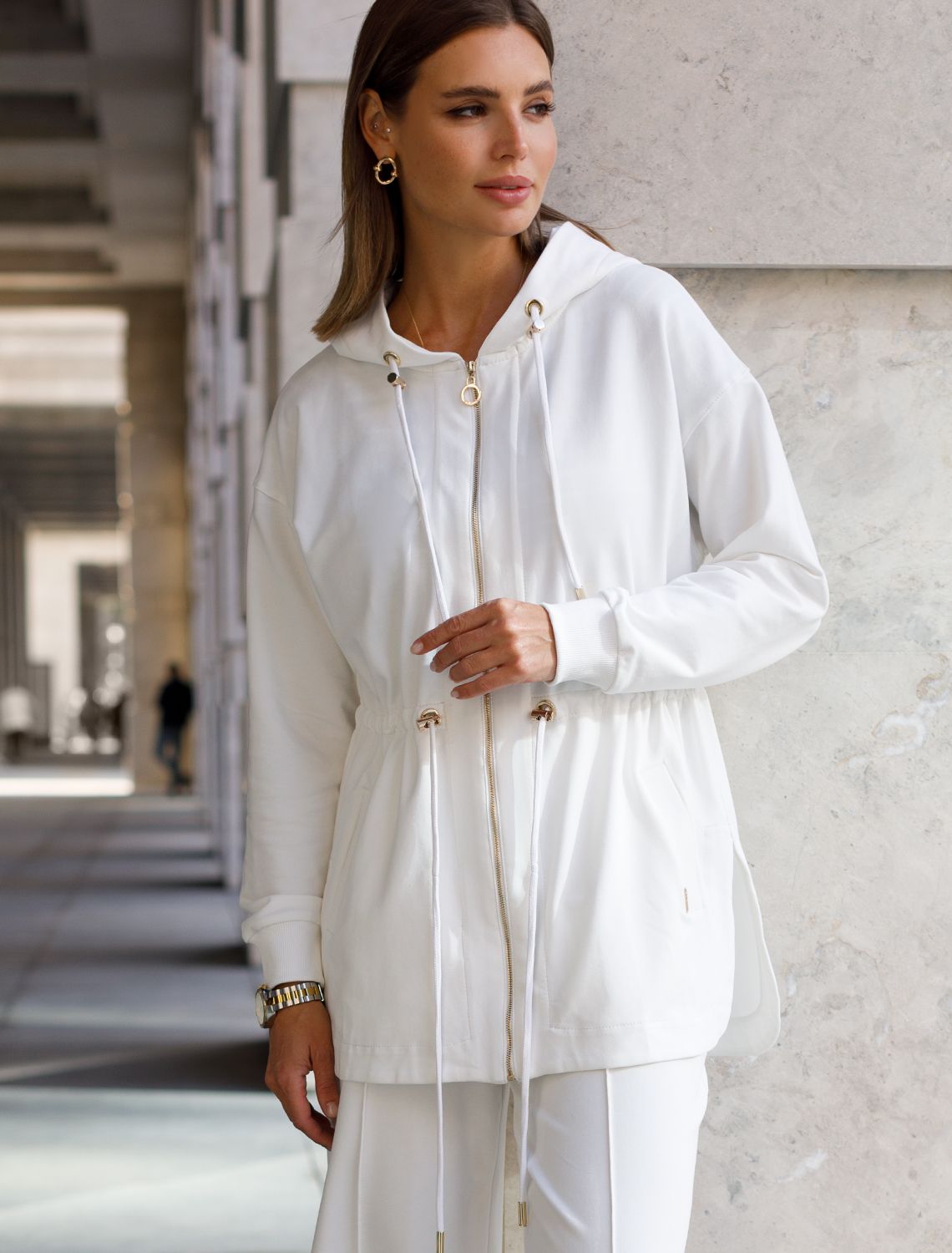 Парка с золотистой фурнитурой из тонкого эластичного футера