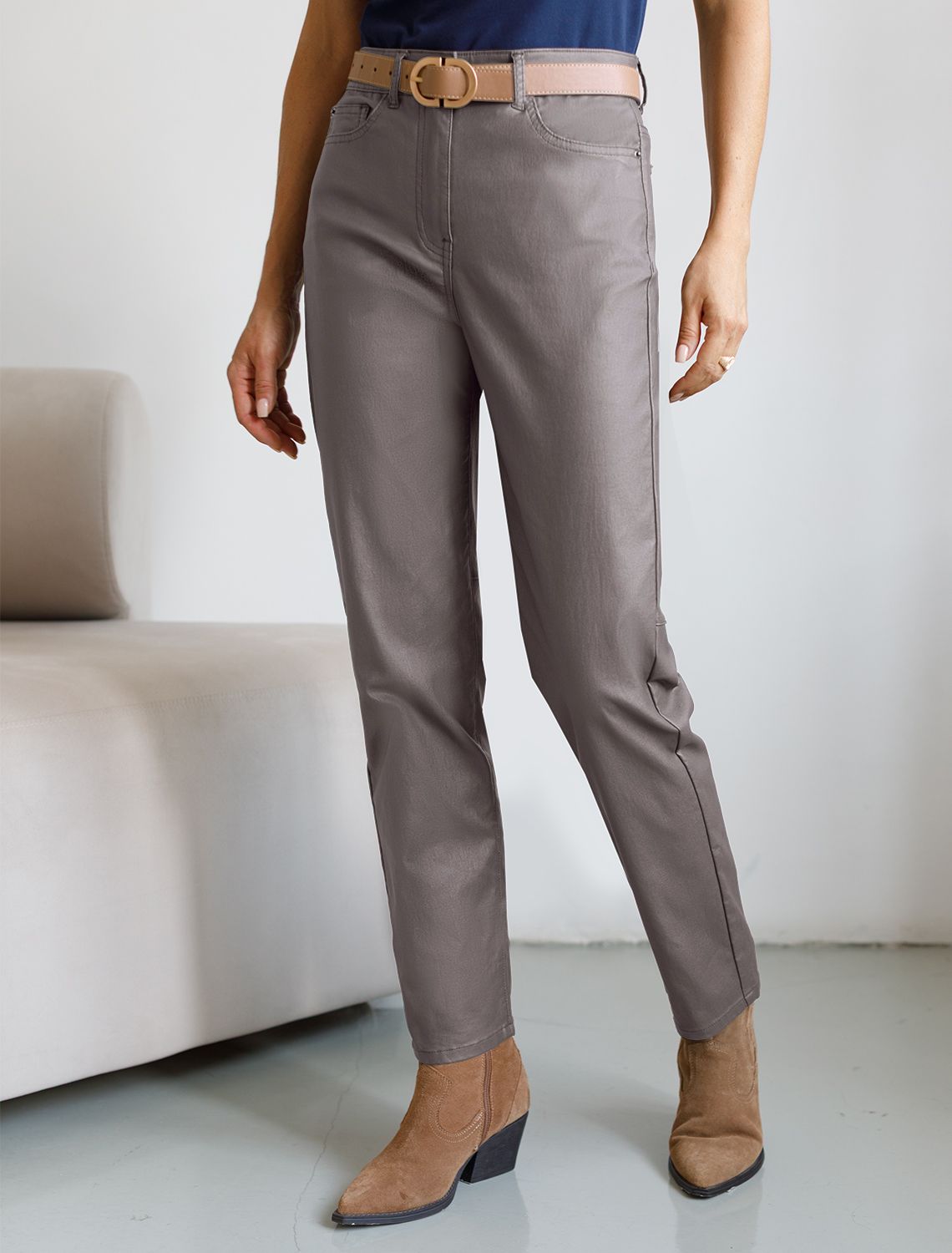 Брюки mom fit из эластичного хлопка с покрытием под кожу