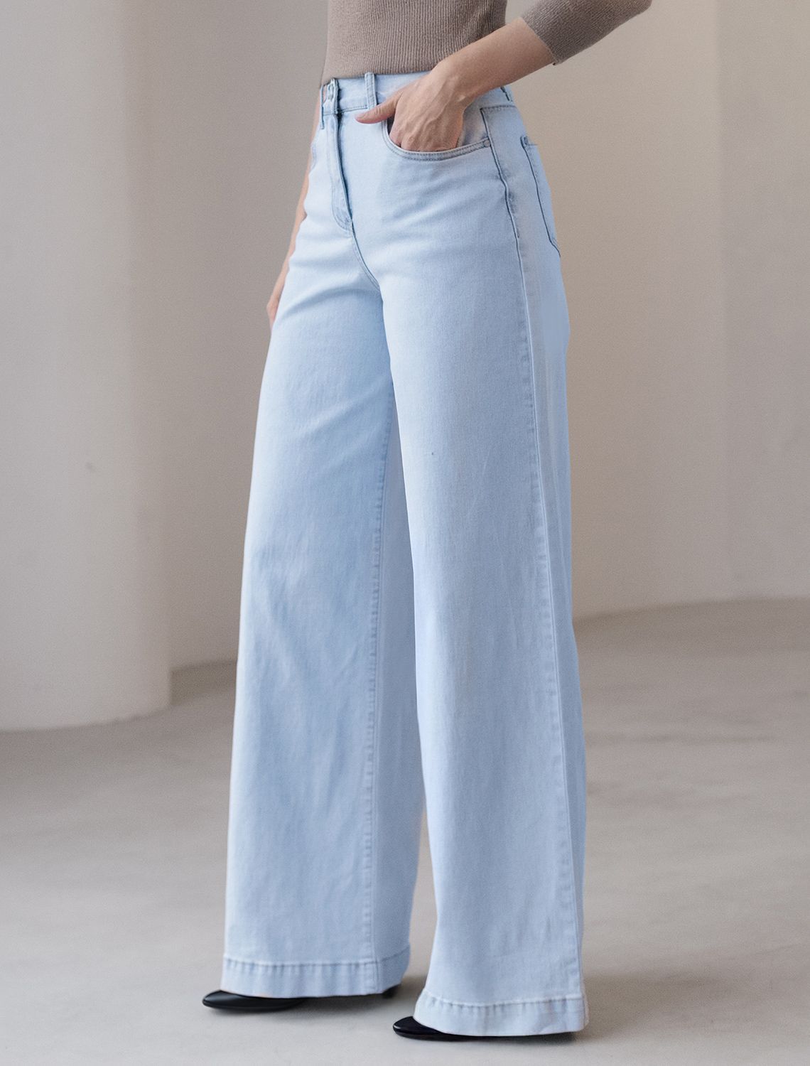 Джинсы-трубы из эластичного денима