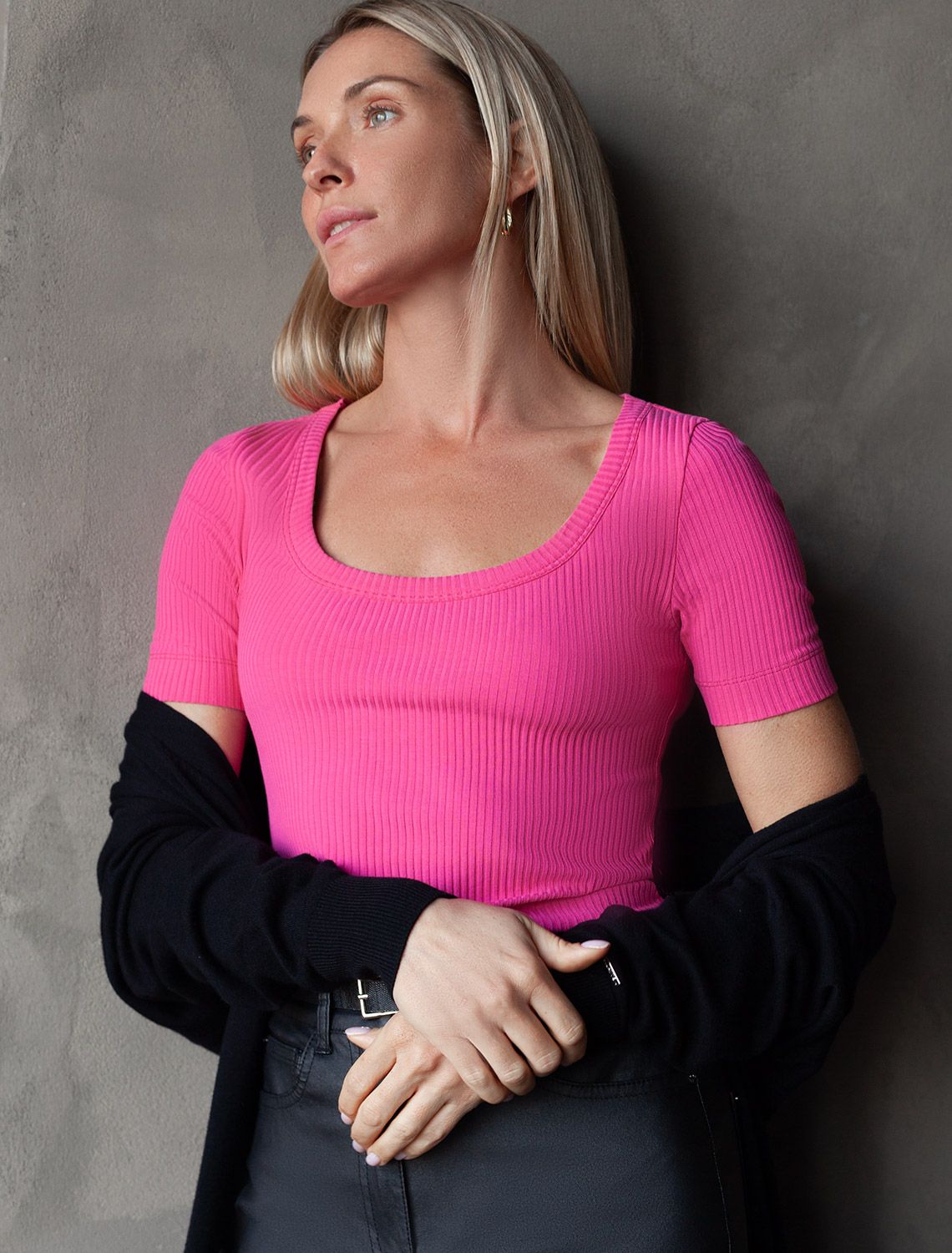 Футболка из трикотажа в широкий рубчик