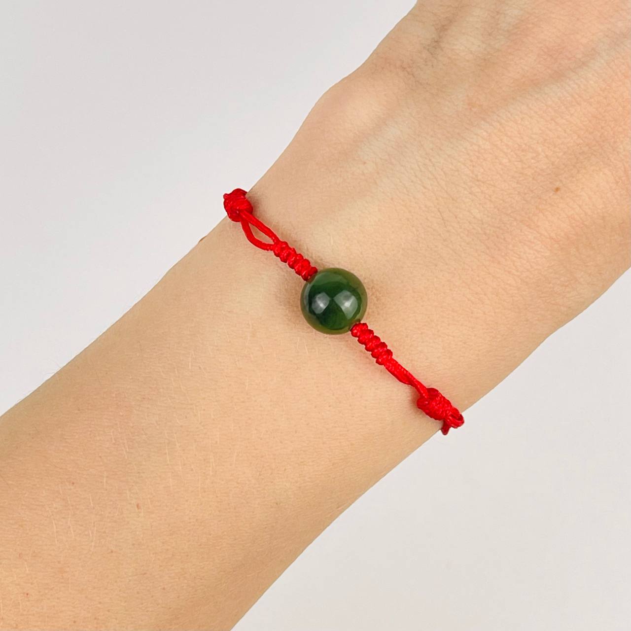 Радуга Самоцветов Защитный браслет Красная нить с Нефритом