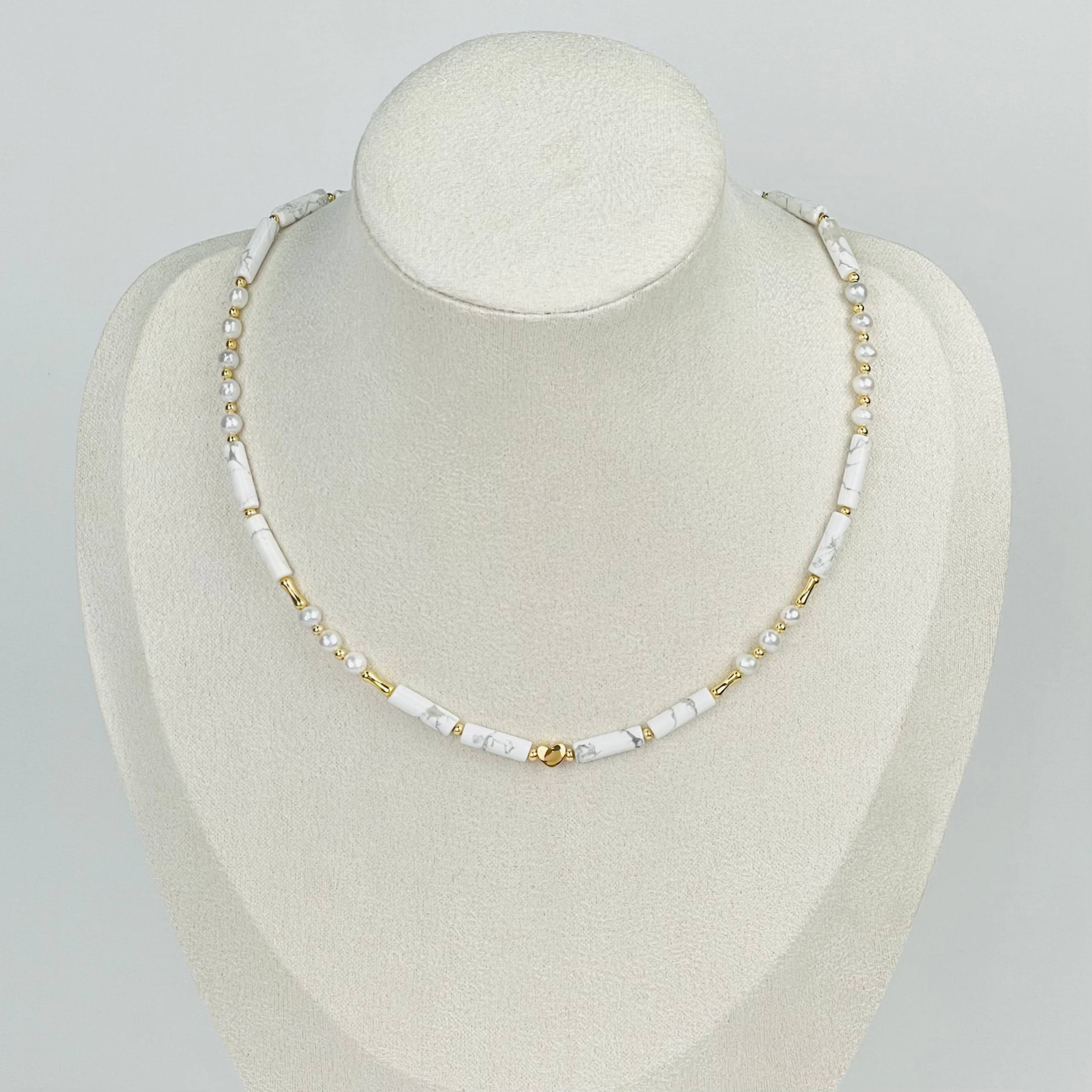 Радуга Самоцветов Колье из Говлита и Жемчуга