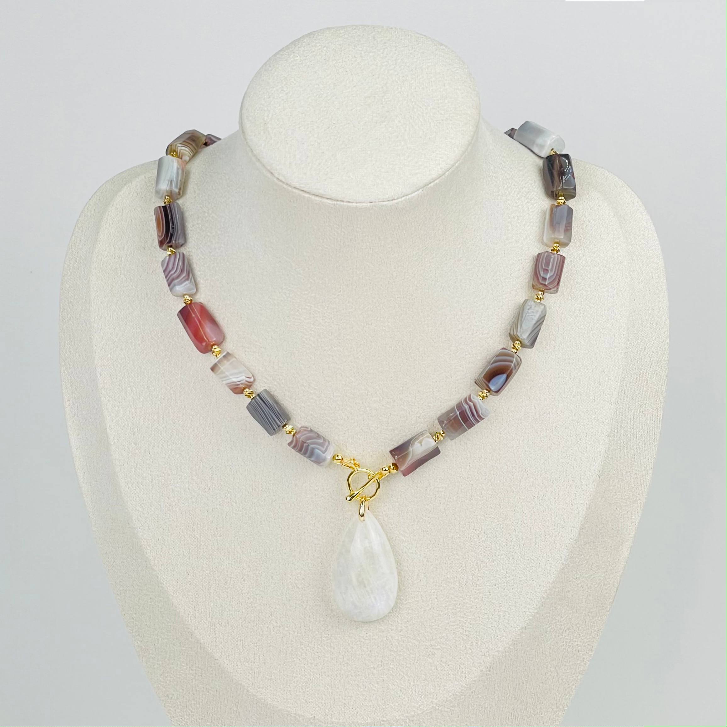 Радуга Самоцветов Колье из ботсванского Агата и Лунного камня