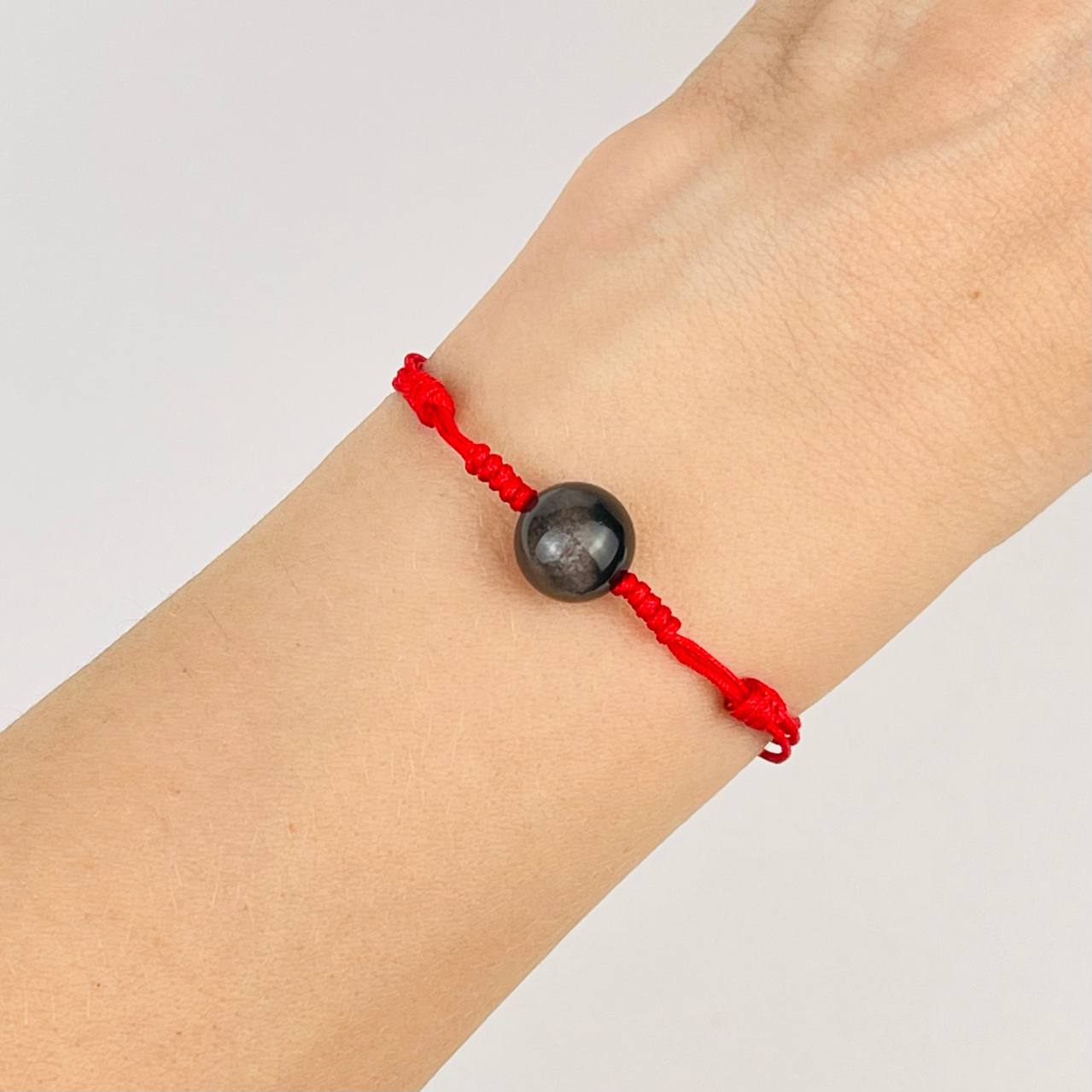 Радуга Самоцветов Защитный браслет Красная нить с серебристым Обсидианом