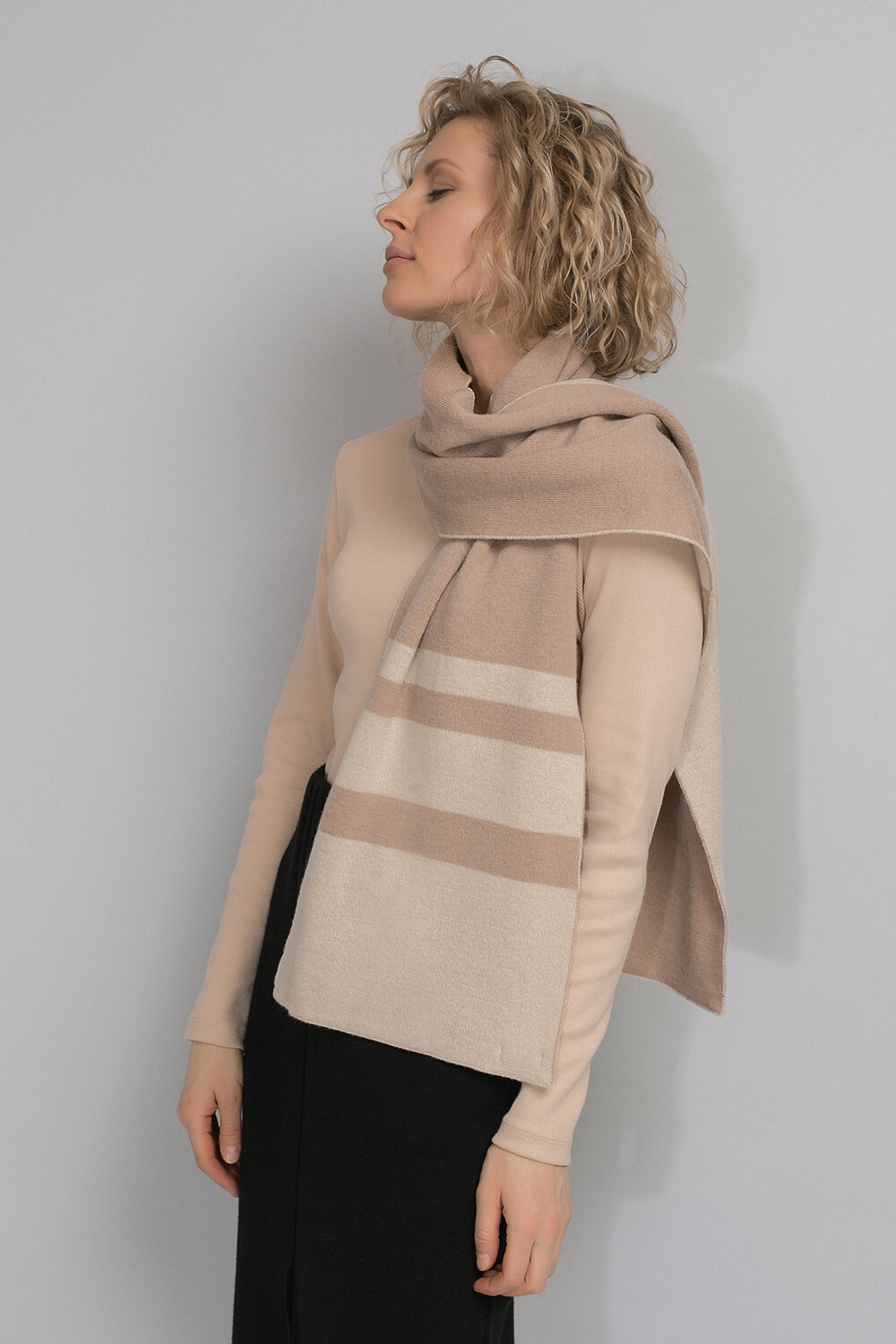 ст. цена1584руб.! VERY NEAT Шарф ЕВ 15002/шбежево-розовый, слоновая кость