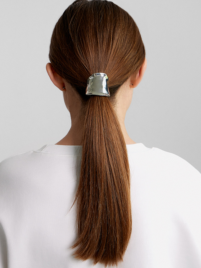 Резинка для волос с декоративной деталью