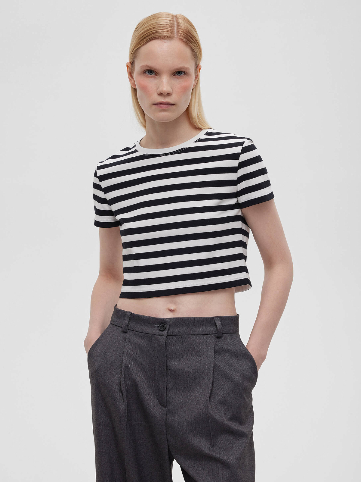Футболка укороченная в полоску 0140, черно-белый