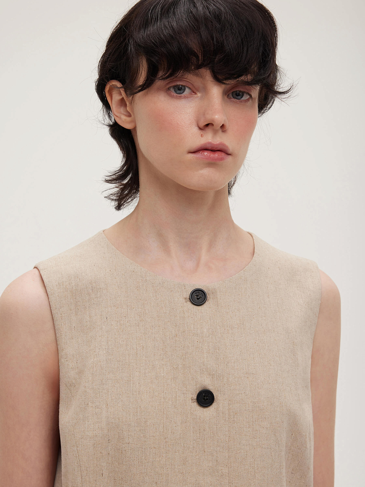 Жилет на пуговицах с карманами из льняной ткани 0188, бежевый