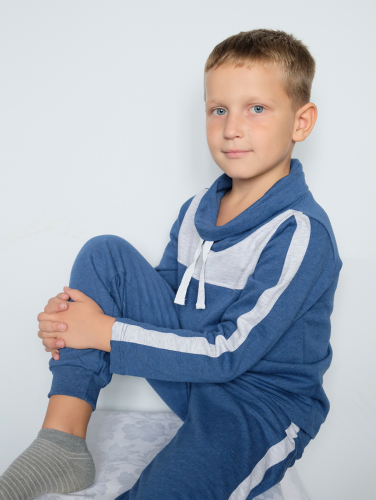 Спортивный джемпер для мальчика синего цвета 83961-МОС21