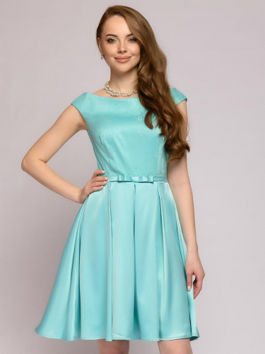 Платье мятного цвета длины мини с кружевным верхом и бантом на талии