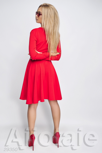 Красное платье мини с выразительным декольте