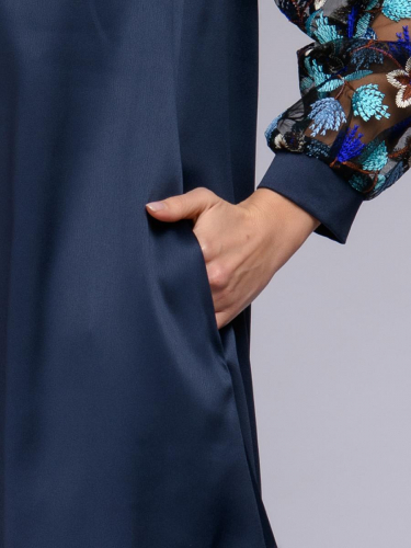 Платье синее свободного силуэта с вышивкой на рукавах