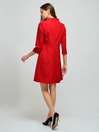 Платье длины мини красное с воротником-стойкой