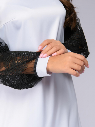 Платье белое свободного силуэта с контрастными рукавами из фатина