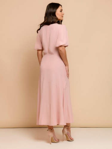 Платье розовое длины миди с декоративной драпировкой